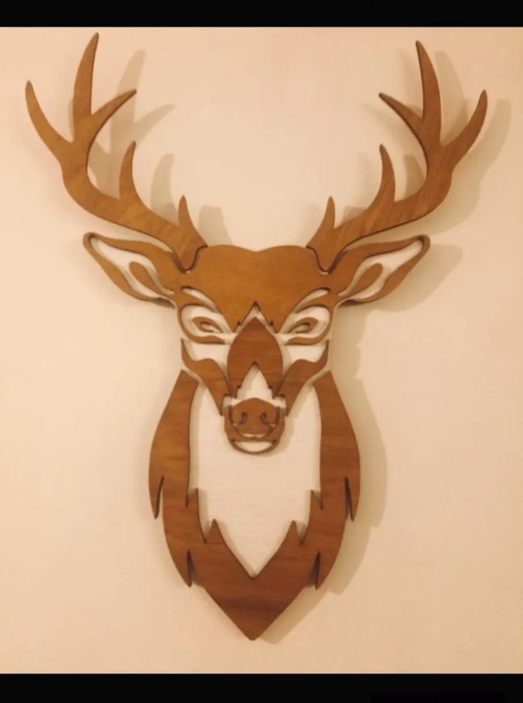 Tête de cerf en bois, suspension murale